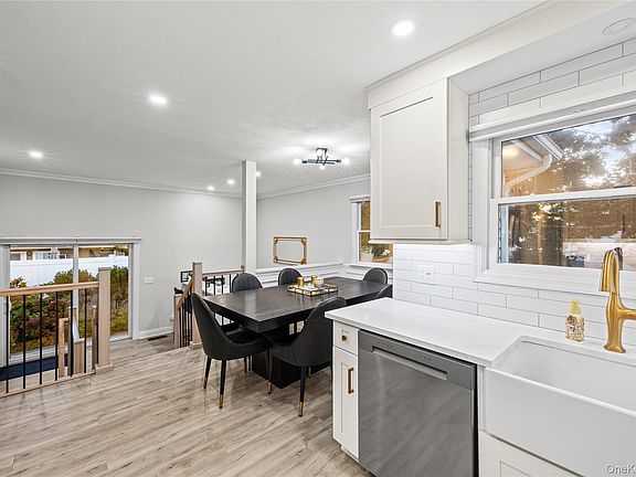 5th image of 492 Connetquot Avenue
