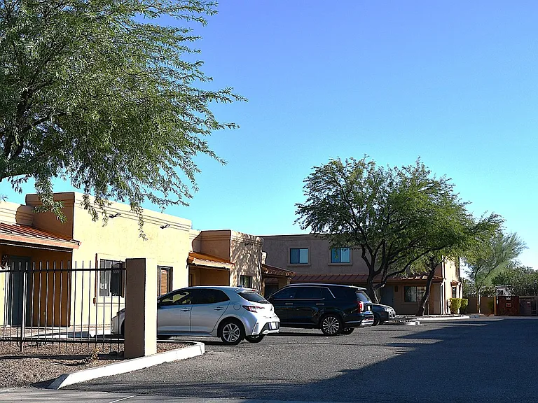 1443 W Kilburn St — Photo 1