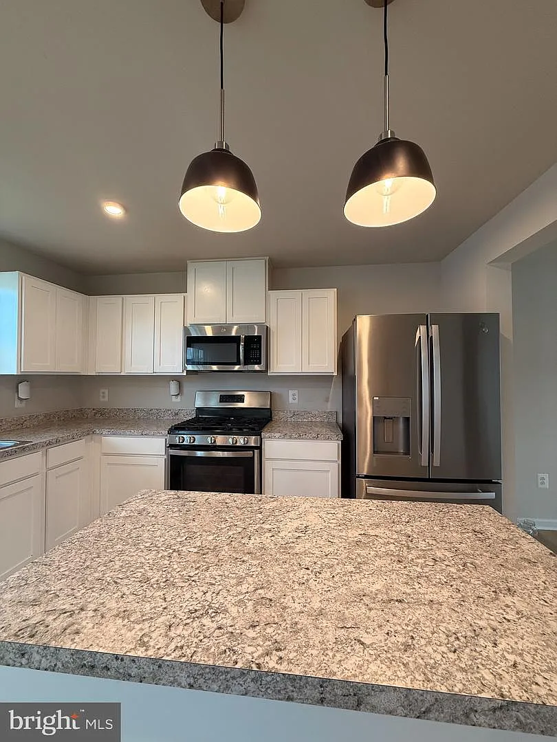 3 bed, 2.5 bath, 1960 sqft, $1,850 — Photo 4