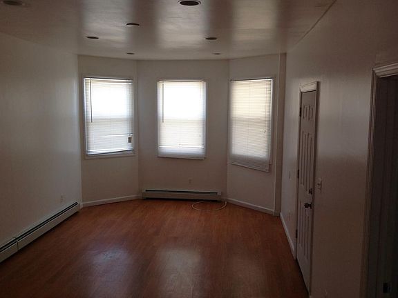 4th image of 152 Shepard Ave #1