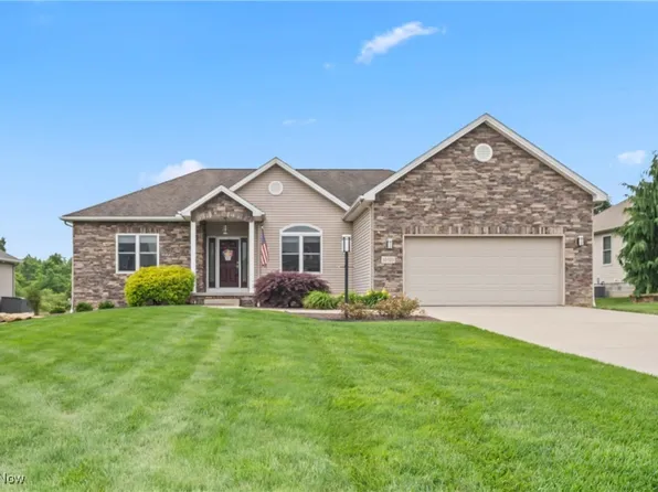 10310 Carrousel Woods Dr, New Middletown, OH 44442