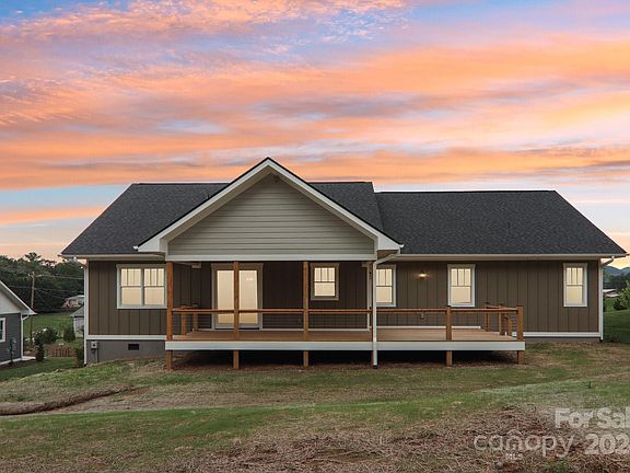 4th image of 38 Maple Knoll Dr