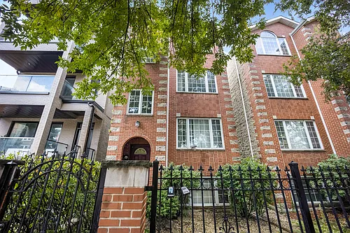 1541 W Walton St #1 Photo 1