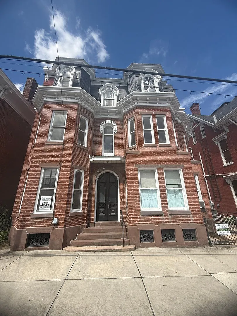 242 S Hanover St — Photo 1