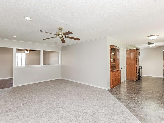 3rd image of 5112 Holiday Ln