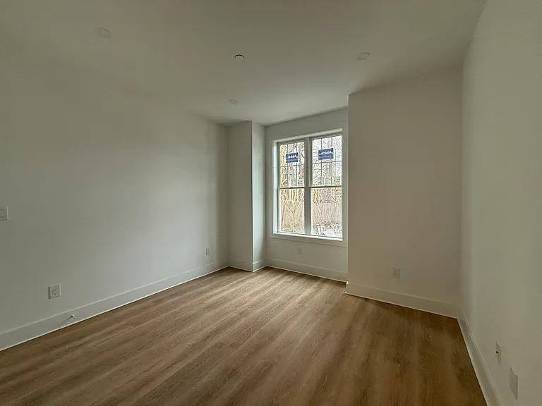 47 Chase St #4 — Photo 4
