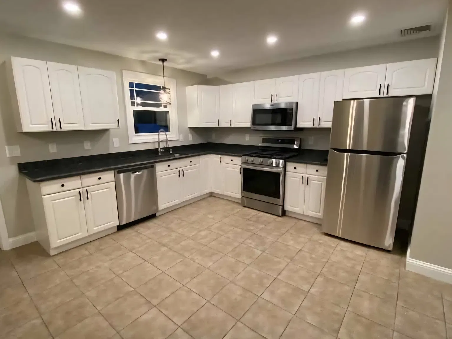 3 bed, 1.5 bath, 1600 sqft, $2,850 — Photo 3
