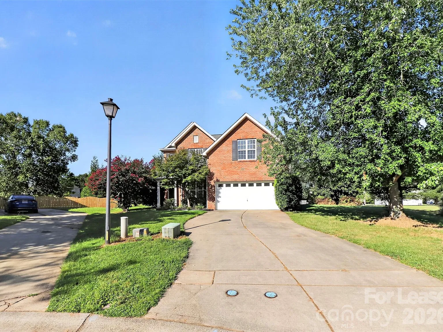 5 bed, 2.5 bath, 2711 sqft, $2,350 — Photo 2