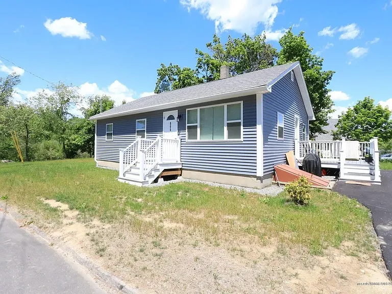 860 Forest Ave — Photo 2