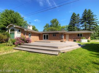 3125 W Commerce Rd, Milford, MI 48380