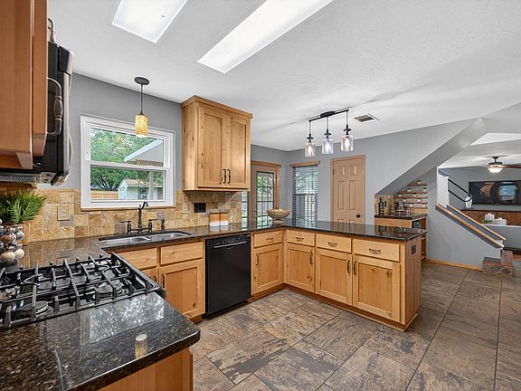3rd image of 1200 Mountain View Dr