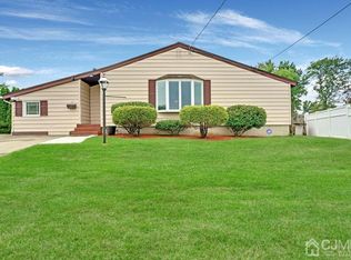 10 Seaglade Cir, Keyport, NJ 07735