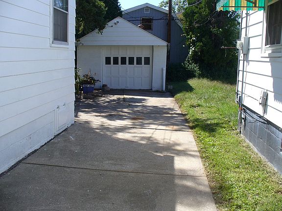  garage with door opener 