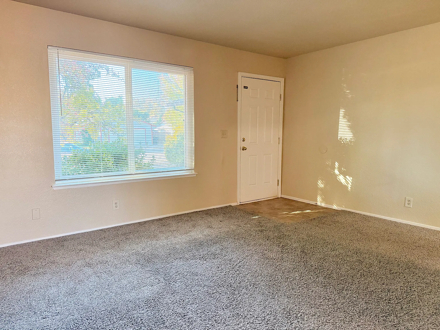 3 bed, 960 sqft, $2,195 — Photo 2