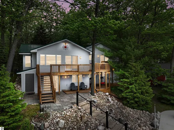 8695 W Sapphire Ave, Lake City, MI 49651