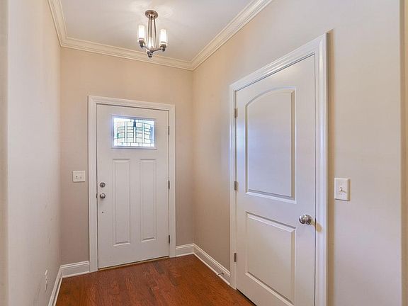 4th image of 285 Devonshire Ave