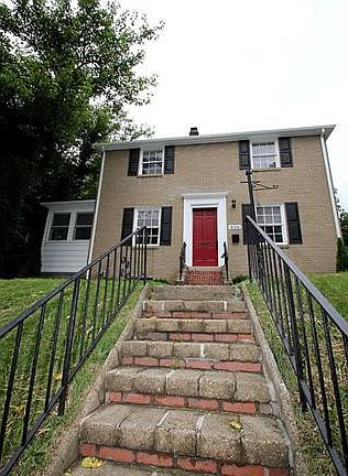 3rd image of 606 N 39th St