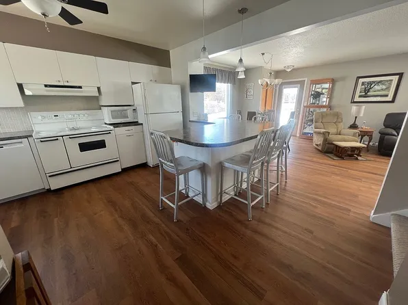 307 Academy Rd, Devils Lake, ND 58301