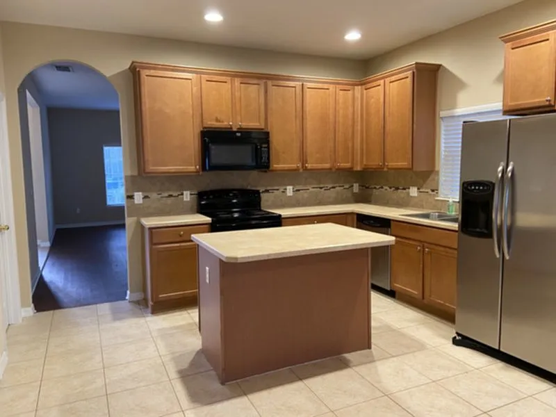 4 bed, 2.0 bath, 2455 sqft, $2,000 — Photo 4