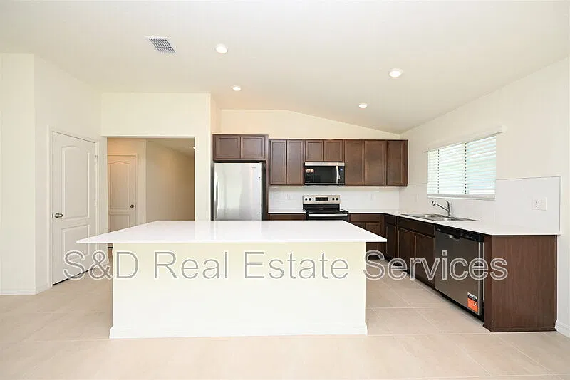 3 bed, 2.0 bath, 1538 sqft, $2,060 — Photo 3
