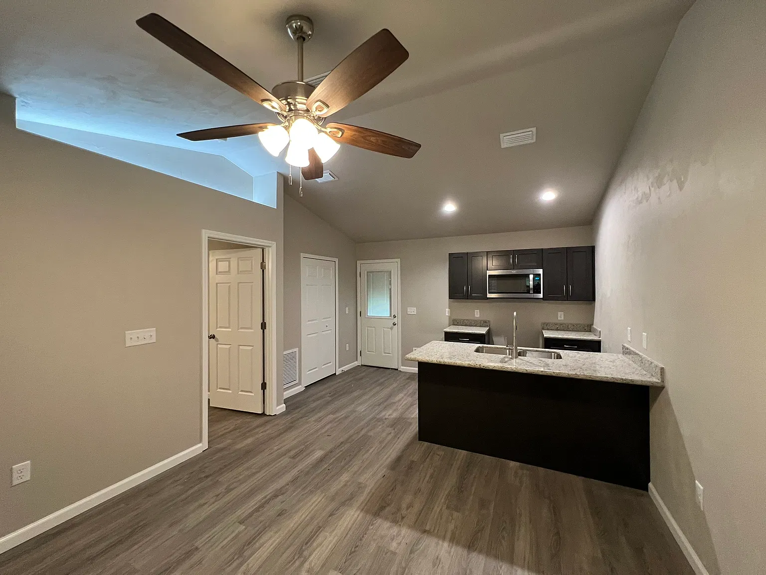 1 bed, 500 sqft, $1,200 — Photo 3