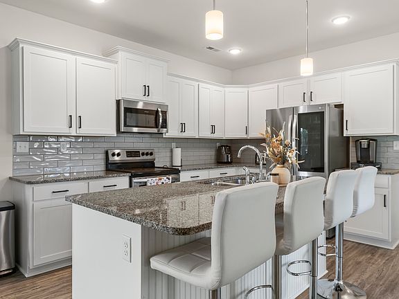 4th image of 127 Richwood Cir