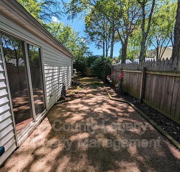 1307 Yorkshire Ln — Photo 10