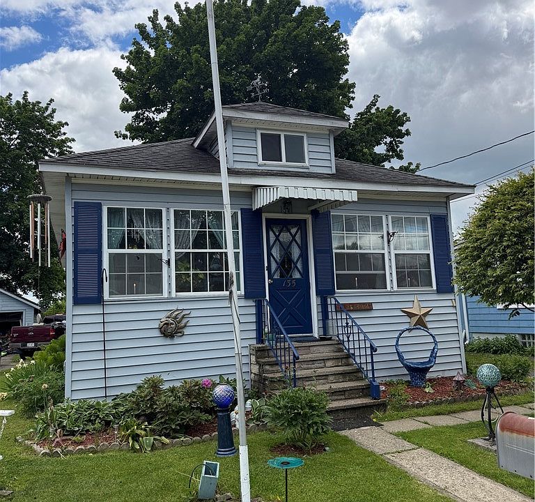 1st image of 135 Owens St