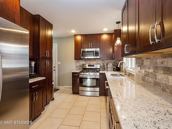5th image of 144 Rosemont Ave