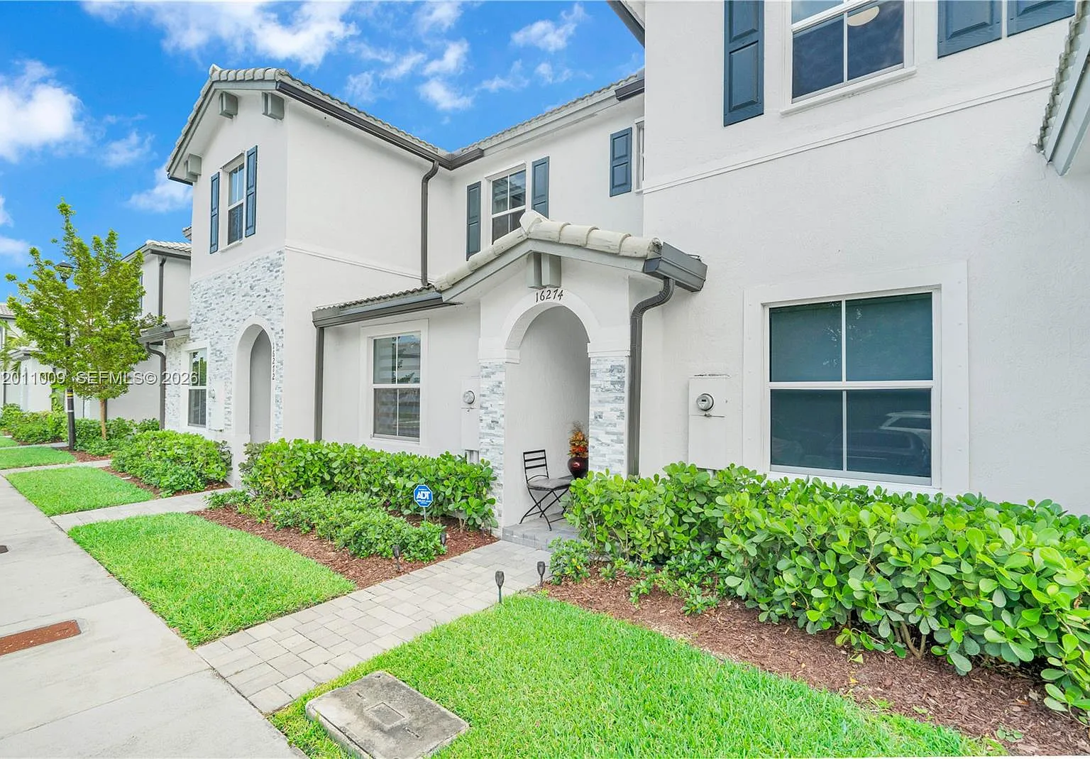 3 bed, 3.0 bath, 1328 sqft, $3,400 — Photo 2