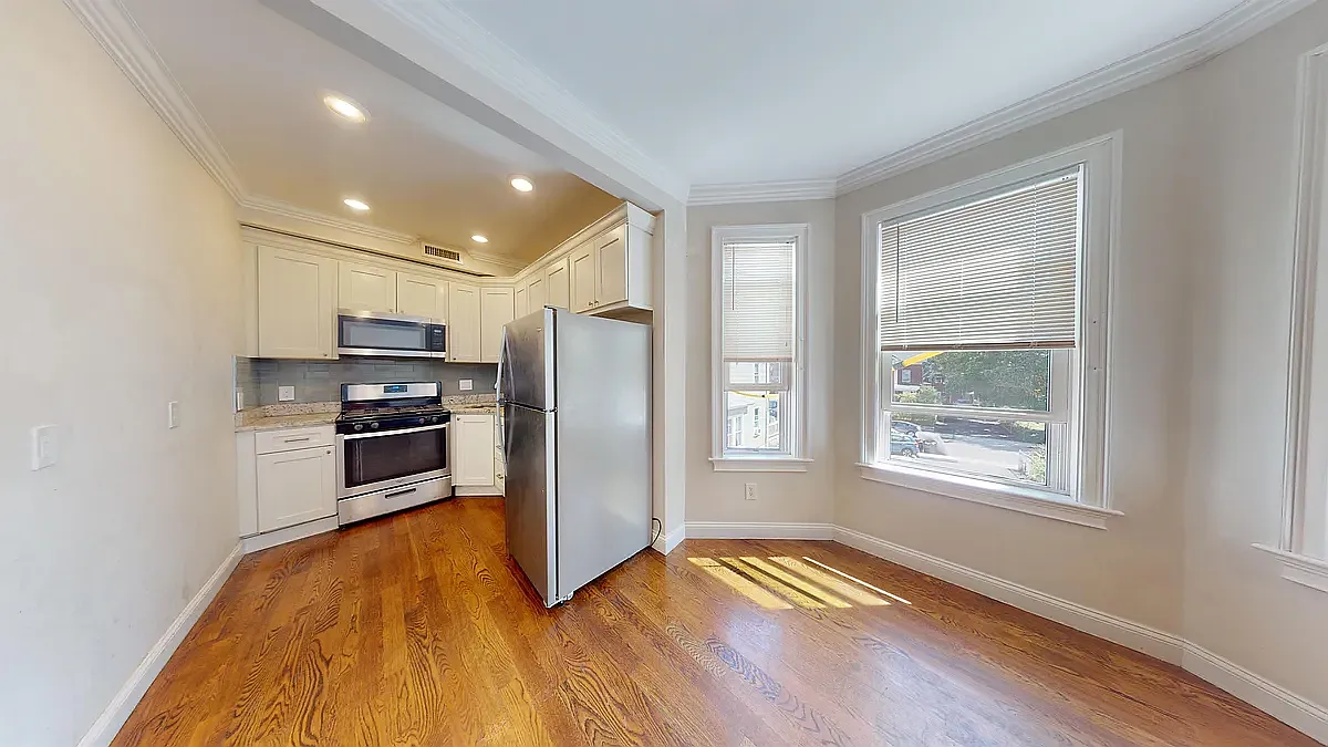 4 bed, 9999 sqft, $2,995 — Photo 3