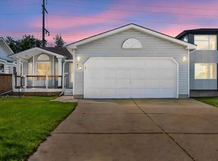 10 E Deacon Ln, Strathcona County, AB T8H 1M9