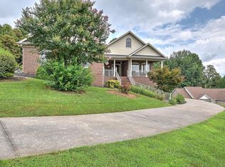 420 Mizpah Hills Dr, Johnson City, TN 37604