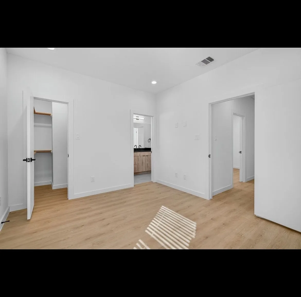 3 bed, 2.5 bath, 2600 sqft, $2,400 — Photo 1