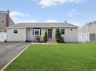 19 Michel Ave, Farmingdale, NY 11735