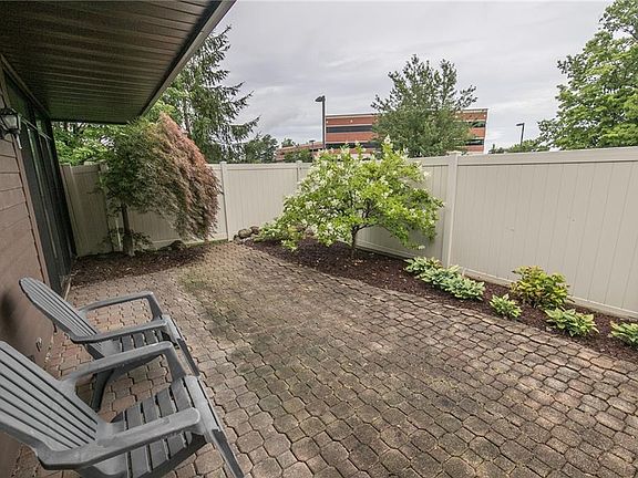 4th image of 127 Fox Hollow Ct #127