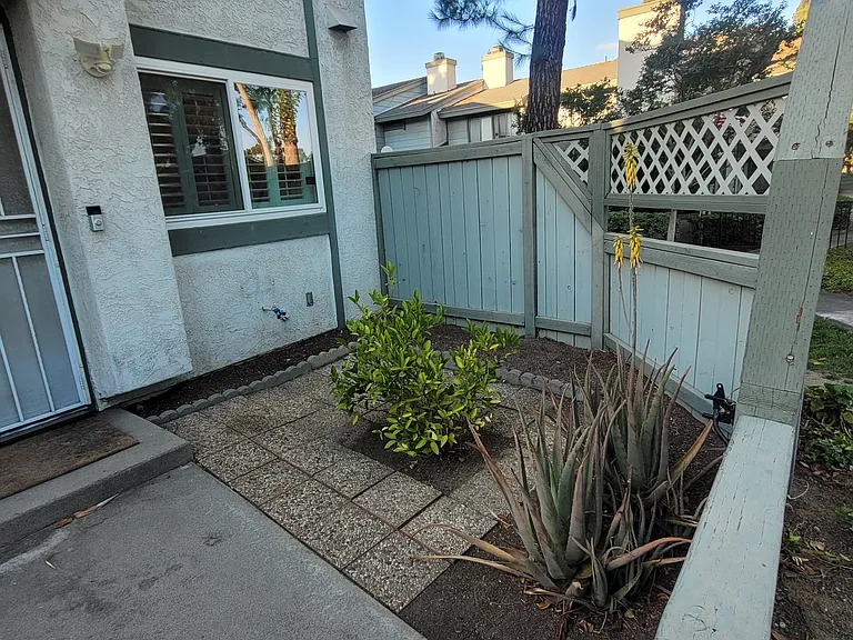 1983 E Yale St — Photo 2