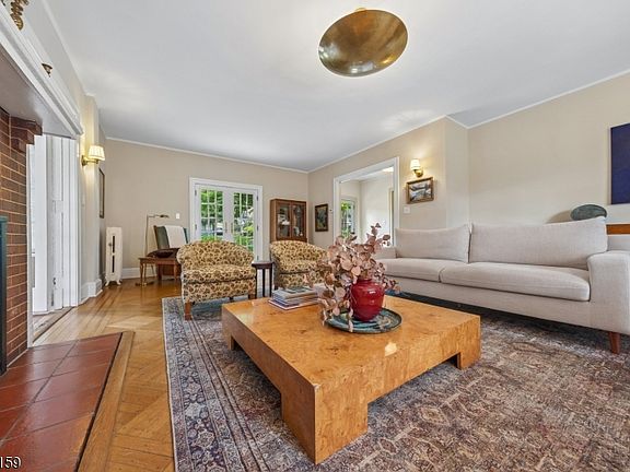 4th image of 20 Pine Terrace East