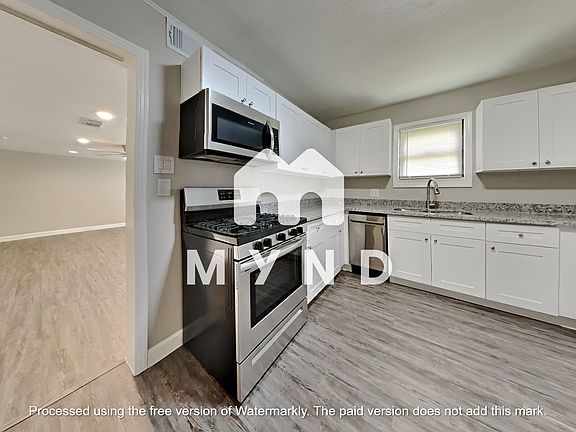 3rd image of 109 Live Oak St