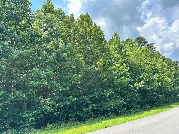 124 Kameron Ct #9B, Madison, NC 27025