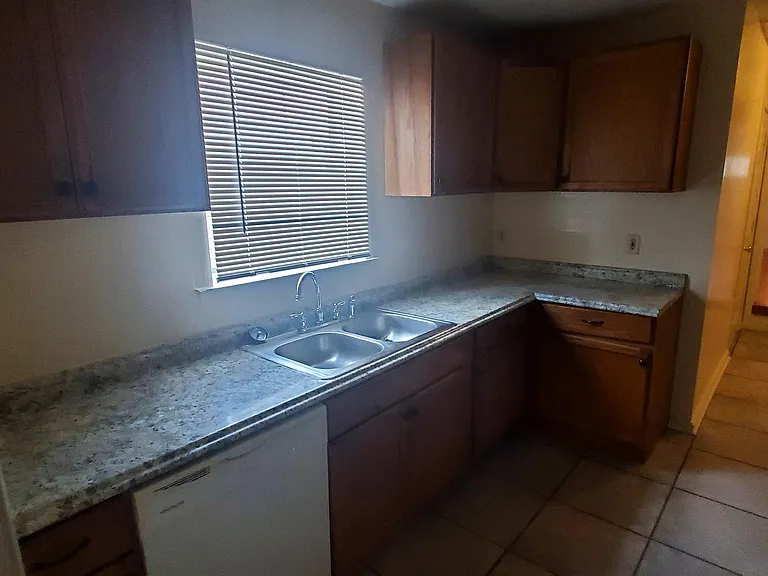 710 Mazant St — Photo 6