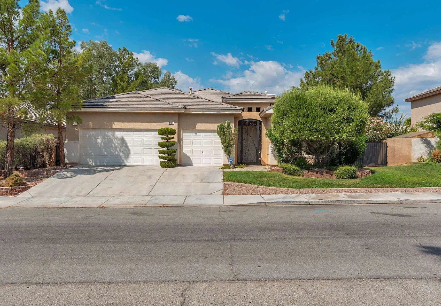 3 bed, 3.0 bath, 2431 sqft, $2,100 — Photo 1