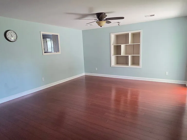 715 SW Graystone Dr — Photo 2
