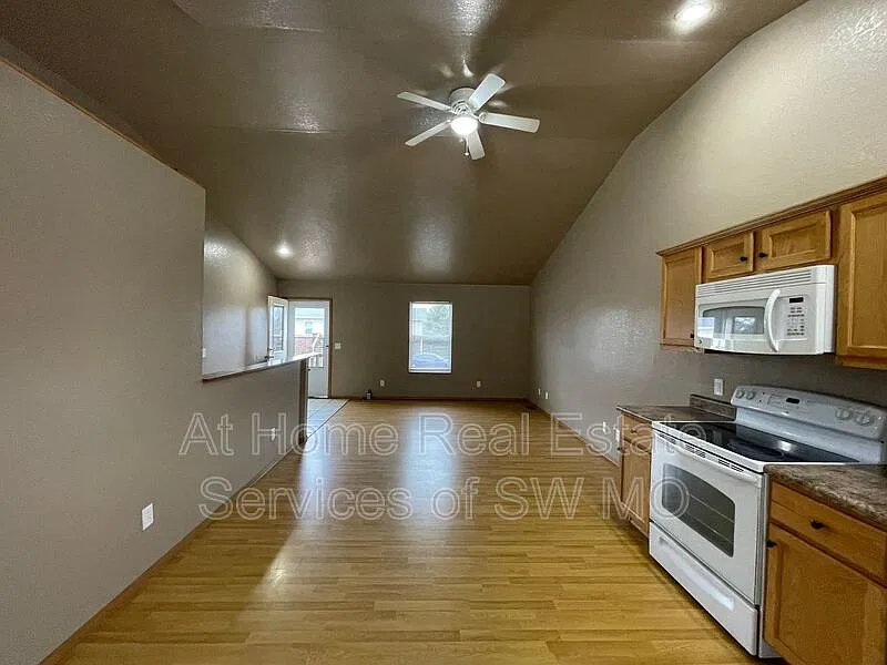 3 bed, 2.0 bath, 1400 sqft, $1,155 — Photo 3