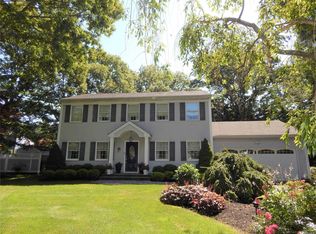33 Michelle Dr, Shoreham, NY 11786