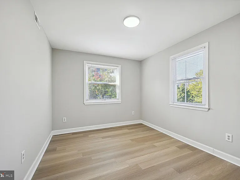 1640 L St NE — Photo 8
