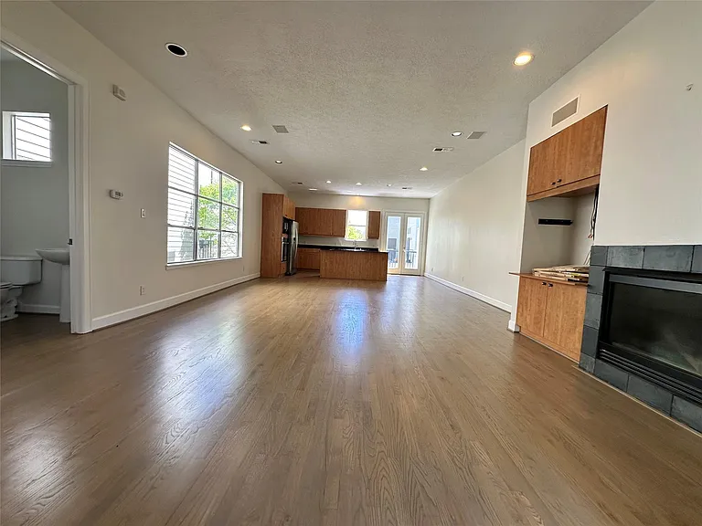 2713 Crawford St — Photo 3