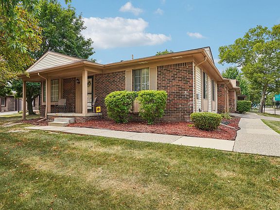 2nd image of 2994 Roundtree Dr
