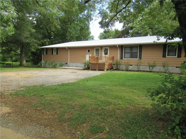33 Findley Rd NE, Rydal, GA 30171