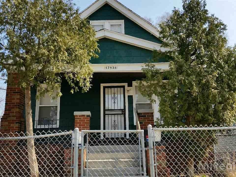 Fenced yard, covered porch, 2 car detached garage